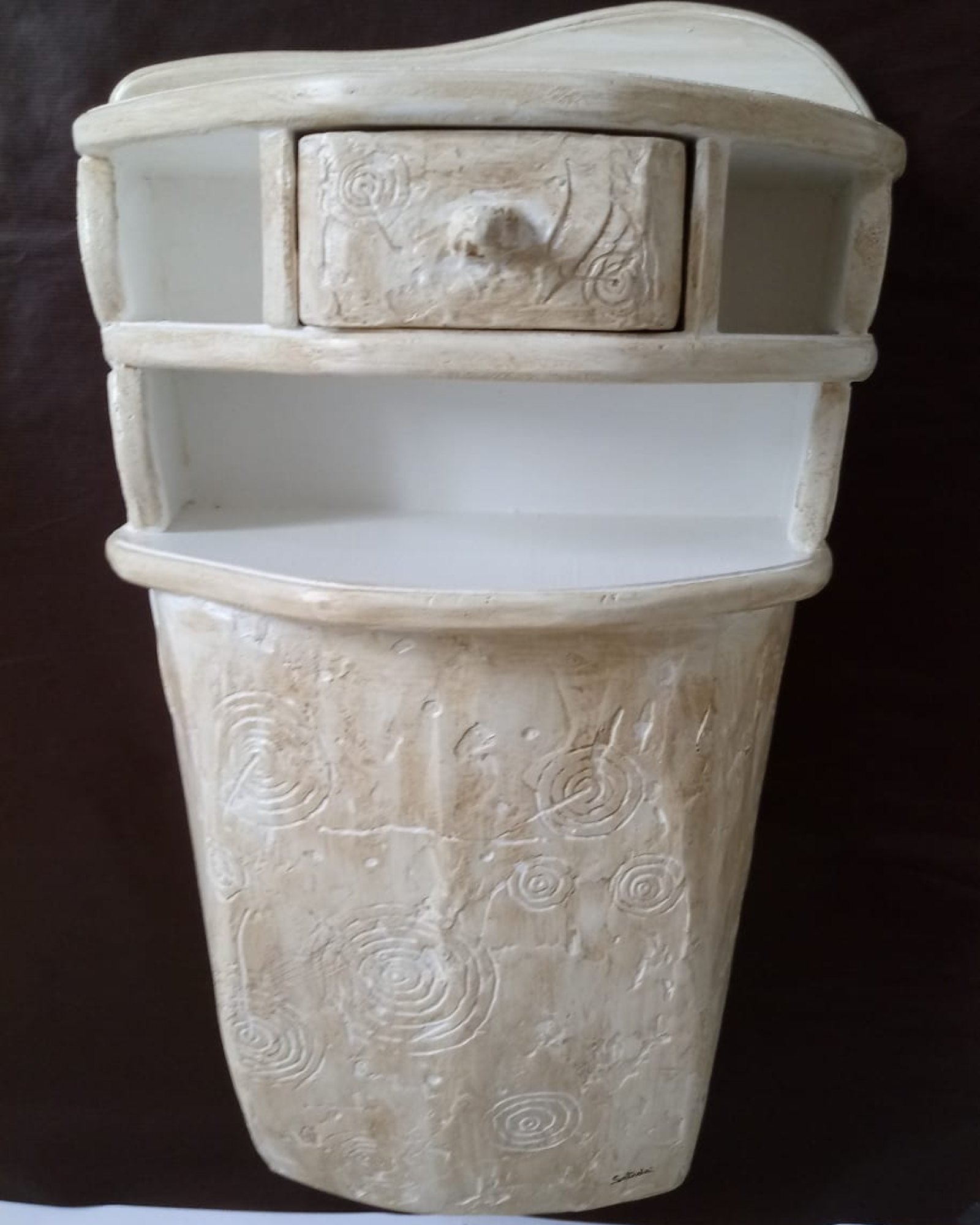 Comodino sospeso mod. "Perda pintà" beige