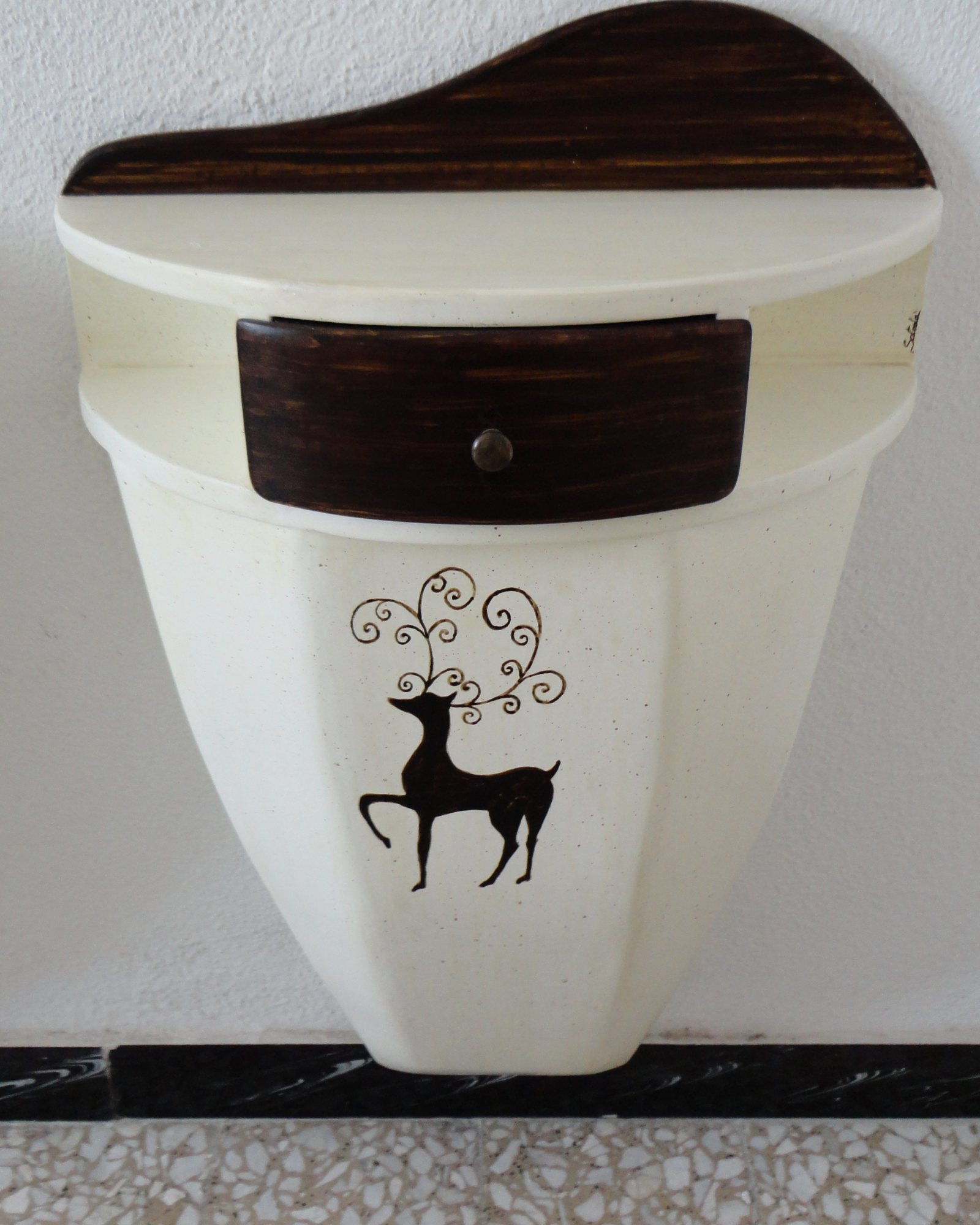 Comodino sospeso Mod. Cervus
